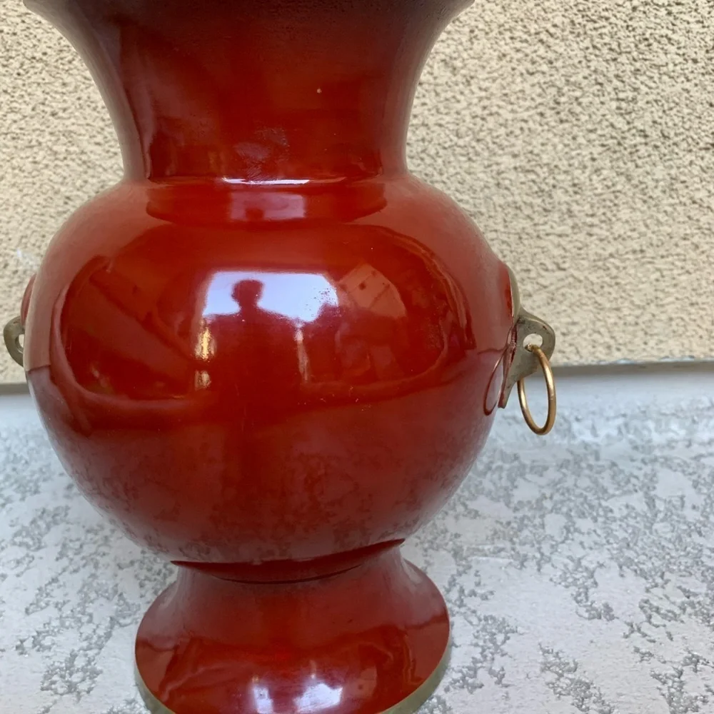 Vase with pearl design